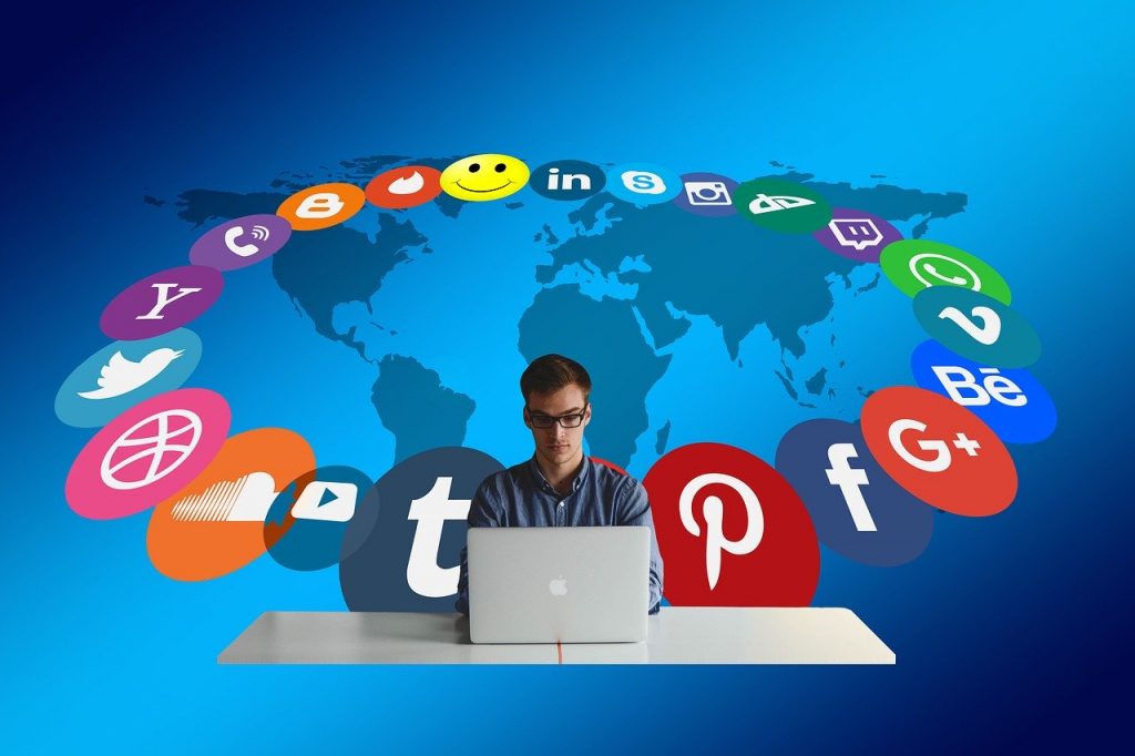 ilustracao homem cercado de redes sociais