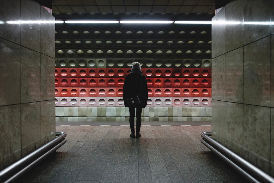 futuristas - homem no metro de praga simbolizando alternativas de caminhos para o futuro - Photo by Jonas Jacobsson on Unsplash